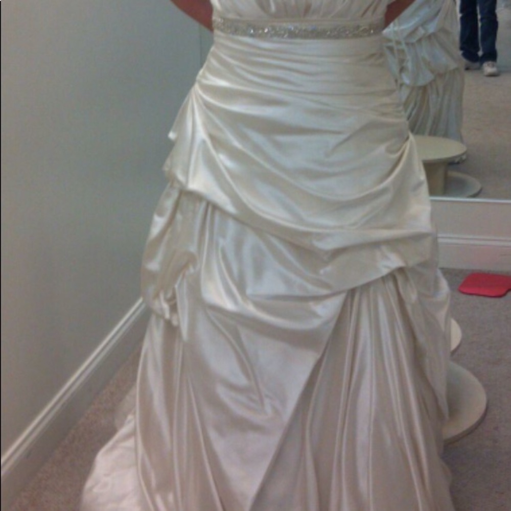 IVORY A LINE WEDDING DRESS SIZE 24.